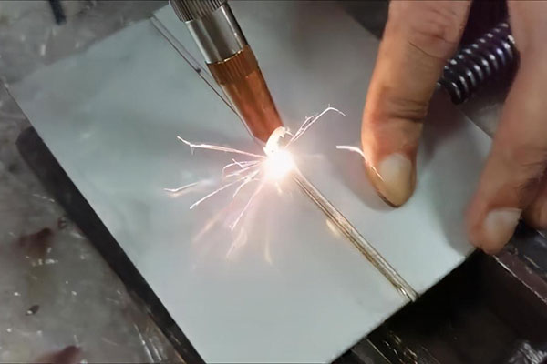 手持式激光焊接機與傳統(tǒng)焊接機比有什么優(yōu)勢？
